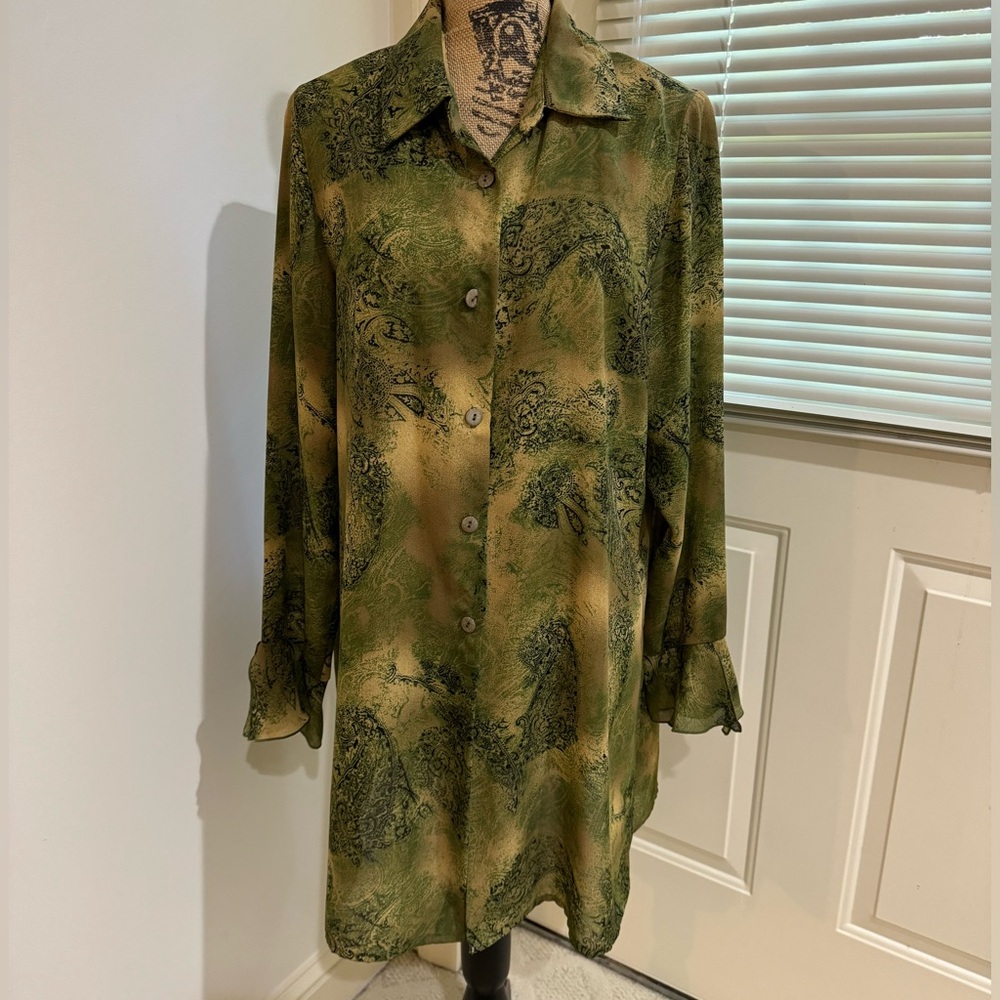 Studio C gorgeous green and yellow button down long top size 14-16 w/ side slit